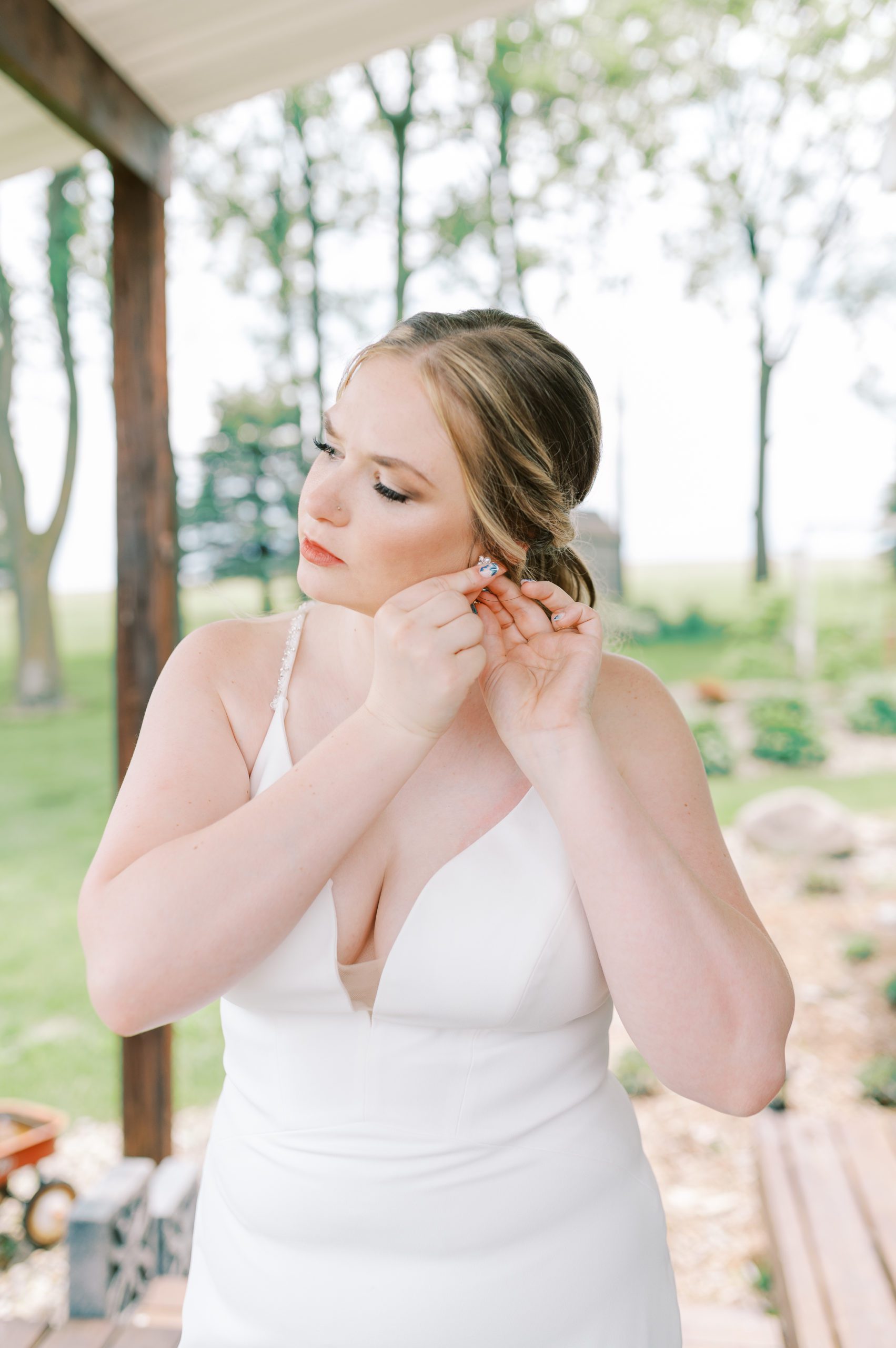bride putting in earrings in minnesota